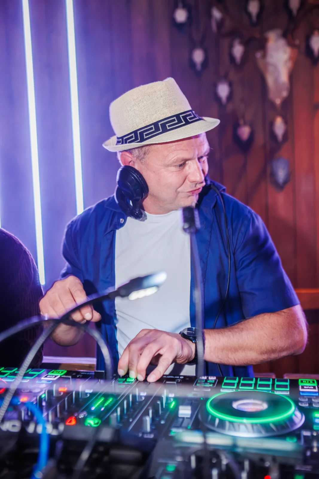 DJ Maik Spiering mit Hut am Mischpult bei Polska Sommer Vibes in der disco Herzerl Ergolding.