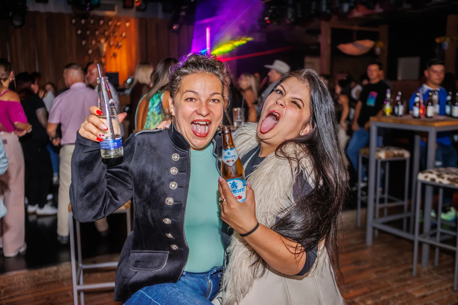 Zwei feiernde Frauen mit Getränken bei Polska Sommer Vibes in der disco Herzerl Ergolding.