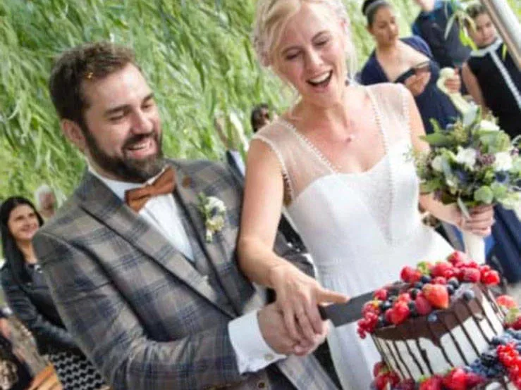 Brautpaar beim Anschneiden der Hochzeitstorte, begleitet von DJ Maik Spiering