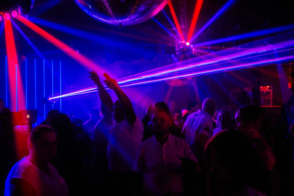 Volle Tanzfläche mit Lasershow bei einer Party in der Disco Herzerl in Ergolding